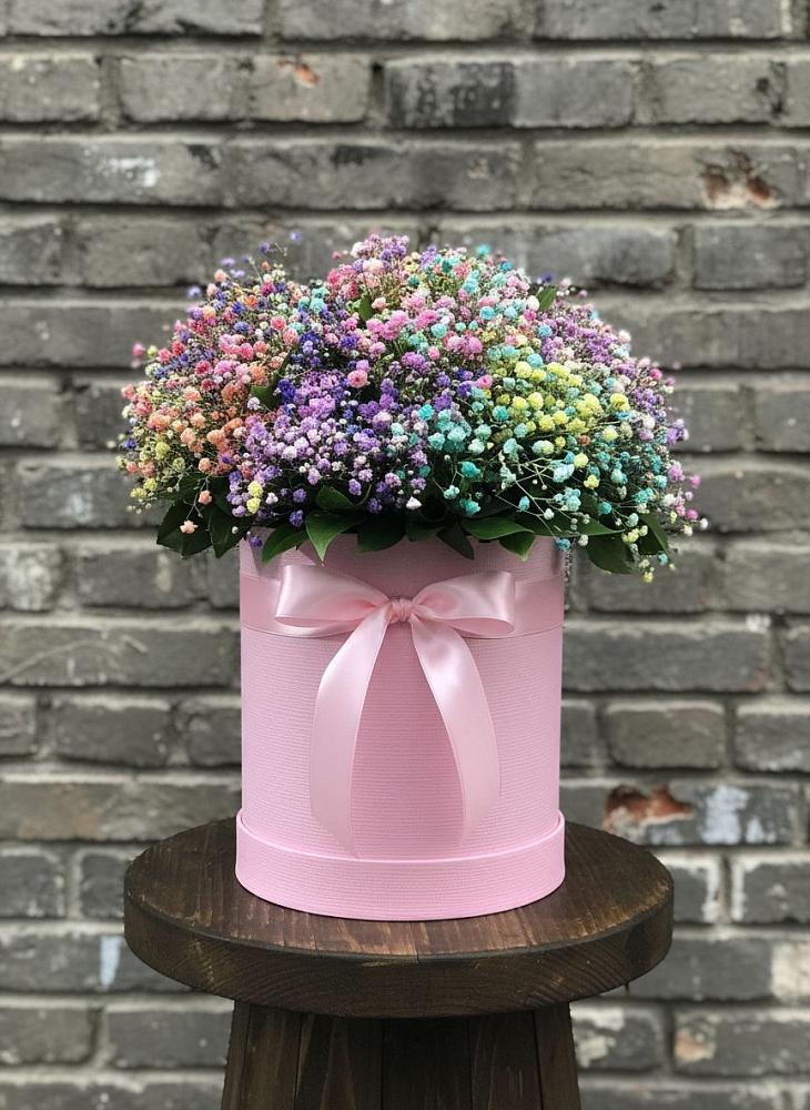 Цветочная композиция из Гипсофила и Розы в шляпной коробке в Загорянский