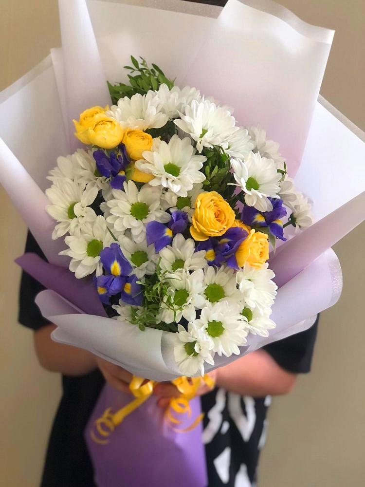 Букет цветов из: Ирисы, Хризантемы и Розы в Загорянский