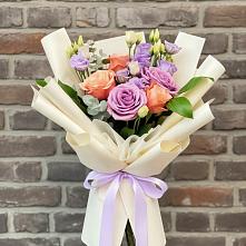 Букет цветов из:  Лизиантусы и Розы в Загорянский