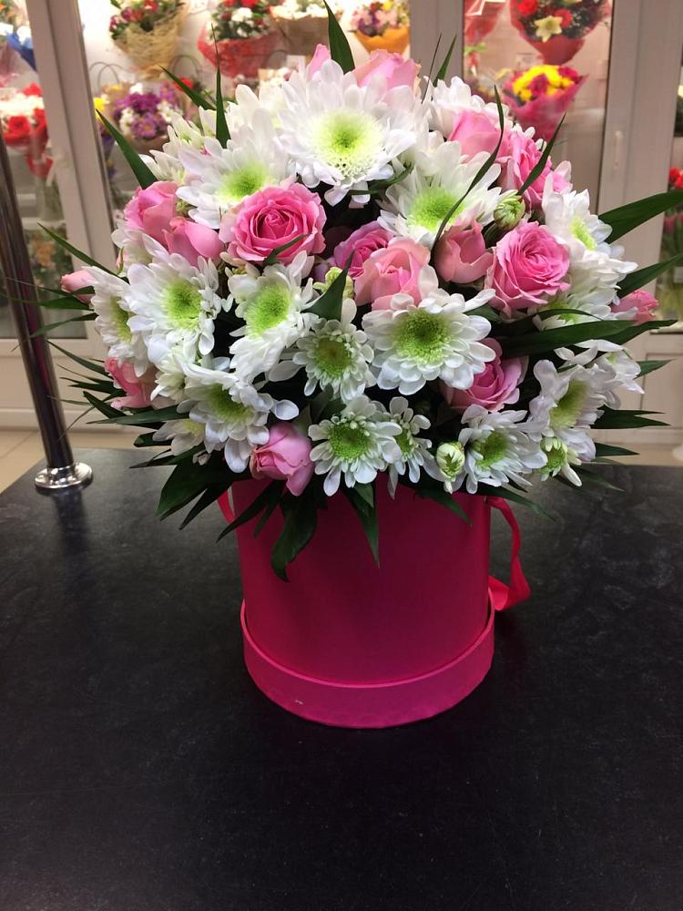 Цветочная композиция из Розы и Хризантемы в шляпной коробке в Загорянский