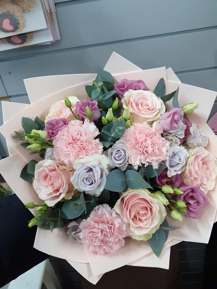 Букет цветов из: Розы, Гвоздики и Лизиантусы в Загорянский