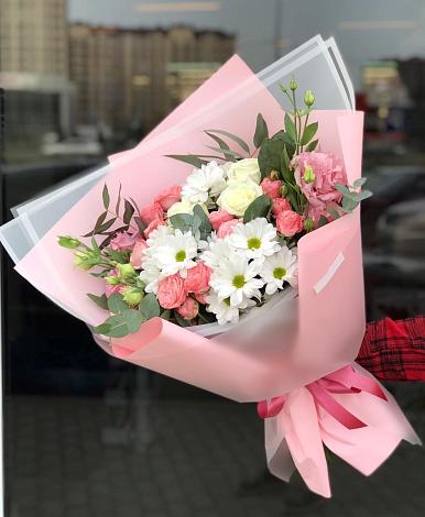 Букет цветов из: Розы, Лизиантусы и Хризантемы в Загорянский